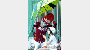 [포토] 턱돌이, 자외선으로 부터 배트걸 지키기!