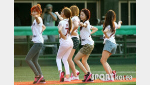 [포토] 치치, 그라운드 위 더위 날리는 시원한 섹시무대