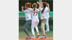 [포토] 치치 아지, 흰바지로 늘씬한 섹시 뒤태 