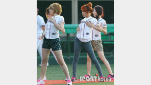 [포토] 치치, 민망한 손 위치 ‘깜짝’