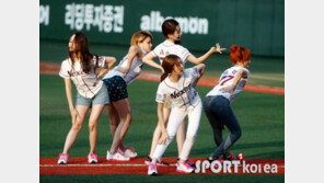 [포토] 치치, 야구팬 유혹의 손짓 ‘안 넘어갈 수가 없어’