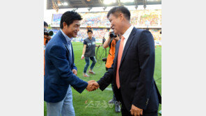 [포토] 수원 윤성효 vs 경남 최진한, 웃지만 신경전