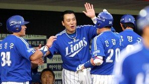 [포토] ‘삼성-롯데’ 이승엽, 진갑용 쐐기포에 나이스 하이파이브~!