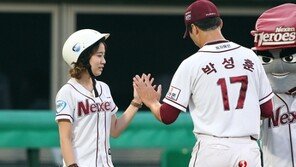 [포토] 넥센 배트걸 민수진, 박성훈과 하이파이브  ‘보고있나 신소정?’