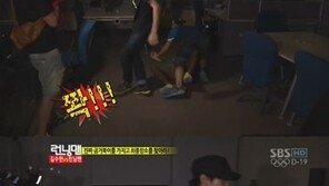 ‘런닝맨’ 김수현, 김종국 제거 후…무릎까지 꿇고 ‘벌벌’
