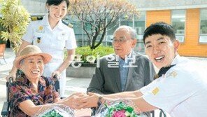 생도들에 43년 빵 팔던 80대, 해사에 1억 기부 