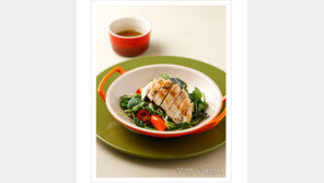 [우먼 동아일보 간단 요리] 푸드디렉터 유한나와 함께~ 르크루제 무쇠 그릴 요리 ‘그릴 닭가슴살 샐러드’