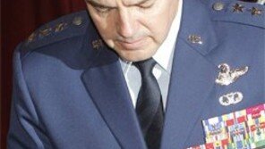 촛불 학습효과… 서먼 ‘민간인 수갑’ 즉각 사과