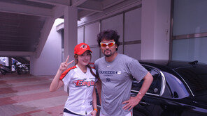 금단비와 인증샷 찍은 박찬호…사자 연상케하는 머리+선글라스