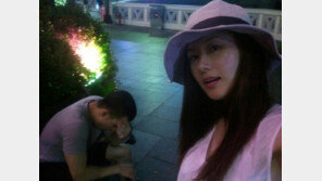 김지수, 심야 데이트 포착 ‘남친 표정이 괴로워?’ 