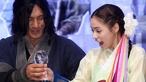 [SD포토] 민효린, 오지호가 건네준 마이크 받아들자 순간 ‘악’   (바람사 제작발표회)