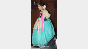 [SD포토] 민효린, 행여 넘어질라 조심스레 ‘사뿐사뿐’  (바람사 제작발표회)