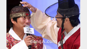 [SD포토] 차태현, ‘1박2일’ 멤버 이수근 챙기기 ‘뭐가 묻었네’  (바람사 제작발표회)