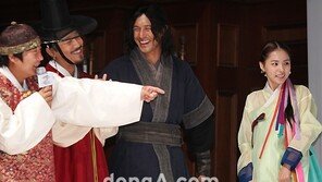 [SD포토] 즐거운 포토타임, 차태현 ‘예쁜 효린이부터 해요’  (바람사 제작발표회)