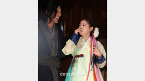 [SD포토] 민효린, 오지호에게 반했나? ‘쑥스런 눈빛’   (바람사 제작발표회)