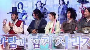 [SD포토] 차태현, 얼음 마이크 들자 모두 신기한 듯 ‘시선집중’  (바람사 제작발표회)