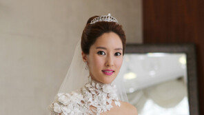 왕빛나, 웨딩드레스 입고 잘록한 개미허리 과시