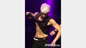 [포토] ‘짐승돌’ 장우영, 탄탄한 초콜릿 복근 공개