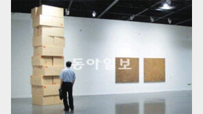 미술관 속 나이트클럽, 이삿짐 박스에 쓴 메모… 소외된 중진, 묵직한 울림