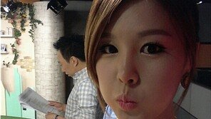 박은지, 대본 읽는 박명수를 배경으로 셀카 ‘외모 절정’