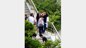 공유, 촬영 직찍…멀리서도 눈에 띄는 기럭지