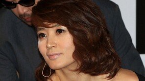 [포토] 김혜수, 가슴골까지 훅 파인 아찔 패션