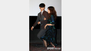 [포토] 전지현-김수현, 다정한 손길…커플 느낌 물씬