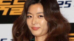 [포토] 전지현, 김혜수 의식? ‘풍만한 헤어’ 눈길
