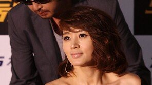 [SD포토] 매너남 김윤석, ‘김혜수 퍼스트’ 눈길