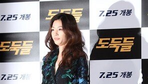 [SD포토] 전지현, 늘씬 각선미에 반전 이중턱 ‘헉!’