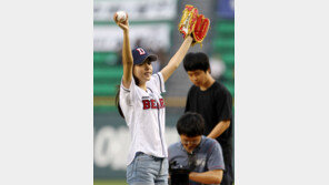 [포토] 민효린, 천사미소로 잠실구장 男心 매료