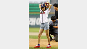 [포토] 민효린, 아찔한 핫팬츠 와인드업 ‘섹시 자태’