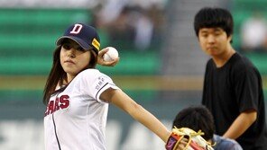 [포토] 민효린 아찔시구, 유니폼 입어도 ‘볼륨인증’