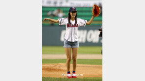 [포토] 민효린, 만족 시구에 ‘싱글벙글’