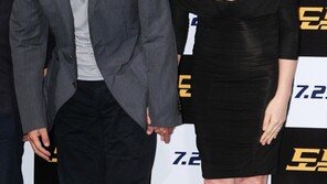 [SD포토] 김혜수, 과감 노출에 고개 숙이니 ‘더 아찔’