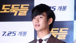 [SD포토] 김수현, 코디 실종룩 탈피 ‘멀끔 슈트’ 올킬