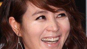 [SD포토] 김혜수, 파우더 굴욕 ‘의상은 아찔한데…’