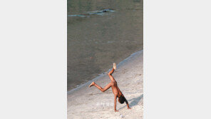 [포토 에세이]물구나무선 소년이 보는 세상은?