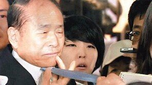 넥타이 잡히고 계란 맞고… 저축銀 피해자에 봉변당한 ‘형님’