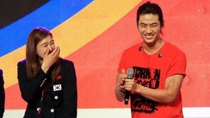 [포토] 황경선, 택연 팔근육에 ‘황홀 미소’