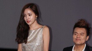 [SD포토] 박진영, 민효린 뒤태에 ‘흡족한 미소’