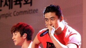 [포토] 택연, 능글포스로 응원 무대 점령 ‘런던 올림픽 화이팅~’