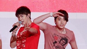 [포토] 2PM, 대포팀 기 불어 넣는 화끈한 무대