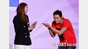 [포토] 황경선, 택연의 귀여운 모습에 엄마 미소 