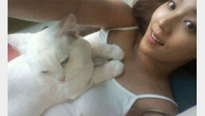 유진, 아찔한 민소매 침대 셀카 ‘유부녀 맞아?’