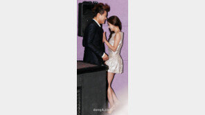 [SD포토] 민효린-박진영, 수줍은 터치 ‘친해요’