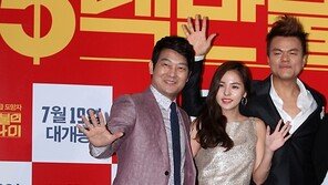 [SD포토] 박진영-조성하, 민효린에 ‘밀착 경쟁’