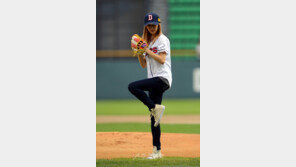 [포토] 지나, 요염한 시구…‘선수들도 반할 지경’