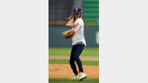 [포토] 지나 시구, 섹시 눈빛 사이로 가릴 수 없는 ‘볼륨감’