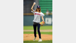 [포토] 지나, 약간 어설픈 시구 자세…볼륨감 때문?